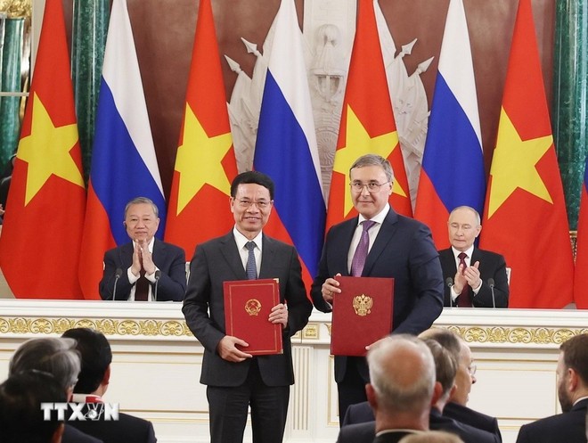 党中央总书记苏林与俄罗斯总统普京出席两国科技部合作协议交换仪式。(图:越通社) 党中央总书记苏林与俄罗斯总统普京出席两国科技部合作协议交换仪式。(图:越通社)