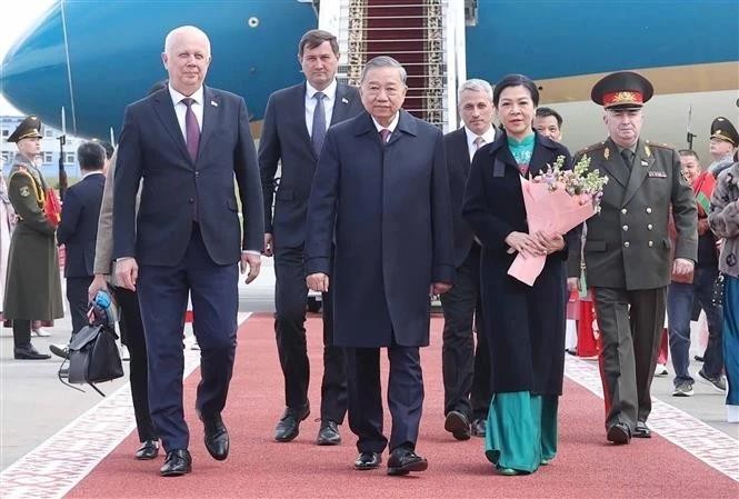 中央总书记与夫人抵达明斯克机场。白俄罗斯副总理阿纳托利·西瓦克来到机场迎接苏林总书记一行。(图:越通社)