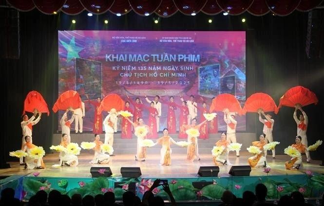 纪念胡志明主席诞辰135周年电影周开幕式上的文艺节目。(图:越通社)