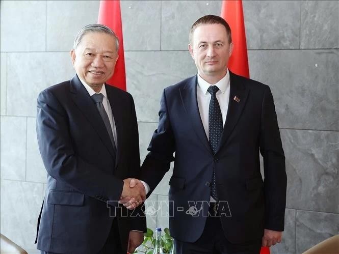越南共产党中央总书记苏林与白俄罗斯总理图尔钦亲切握手。(图:越通社)