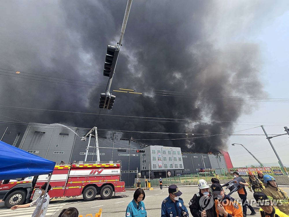 5月13日,在京畿道利川市,一大型物流中心发生火灾。(图:韩联社)