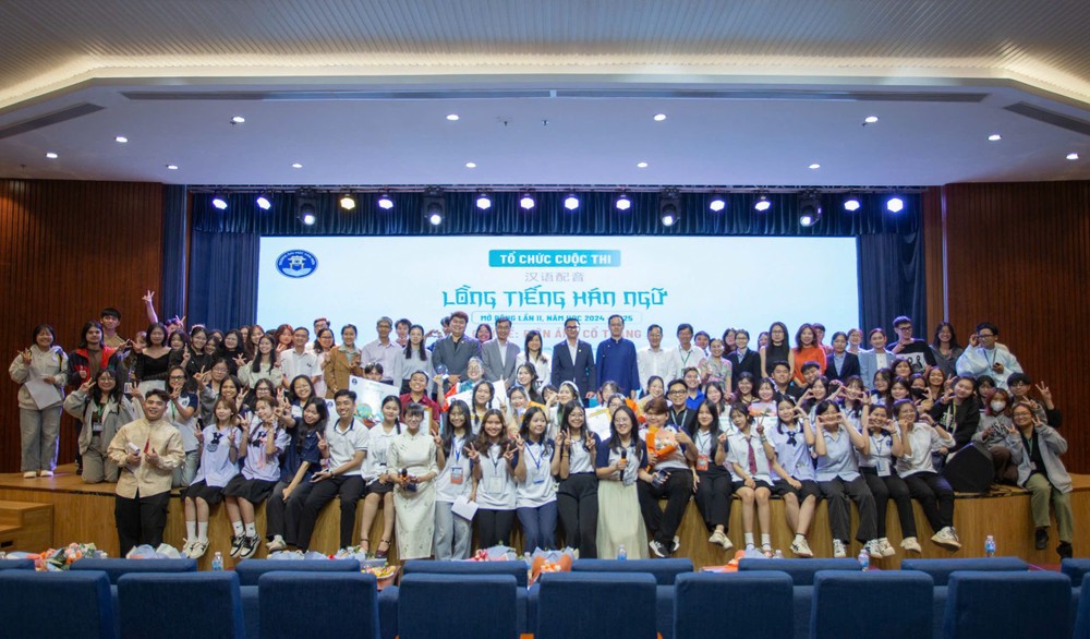 诸位嘉宾与大学生们合照留念。 D2.jpg