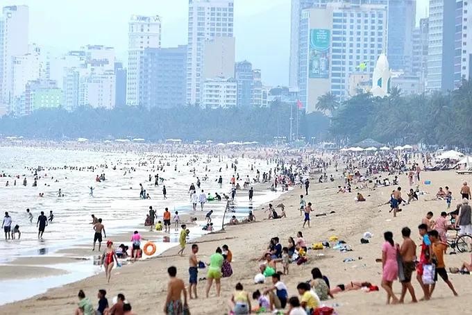 芽庄海滩吸引众多游客前来避暑。(图:霸维) nha-trang.jpg