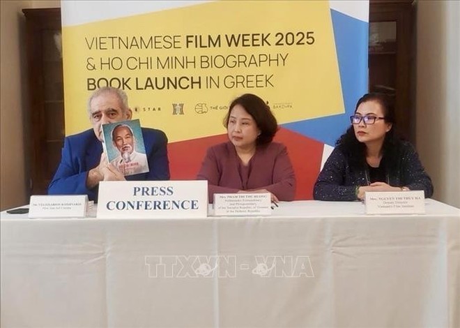 《胡志明传记》(希腊语版)推介会。(图:越通社) 《胡志明传记》(希腊语版)推介会。(图:越通社)