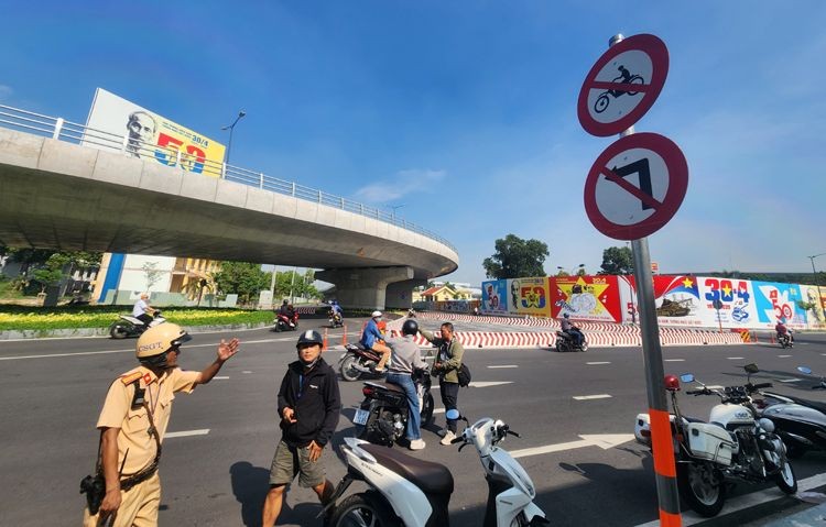 执勤交警截停一名违规骑士,并向其提醒、指引正确的行驶方向。(图:越通社)