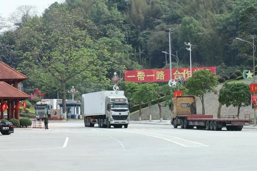 进出口货物通过谅山友谊国际口岸通关的运输车辆。(图:越通社)