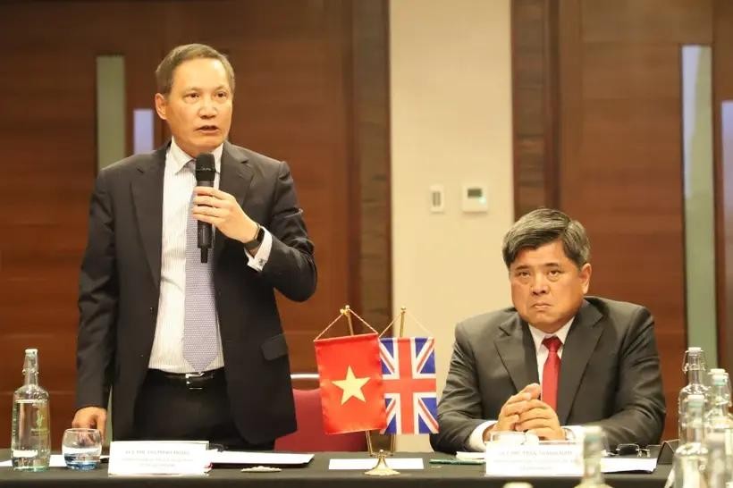越南驻英国大使杜明雄(左)发表讲话。(图:越通社)