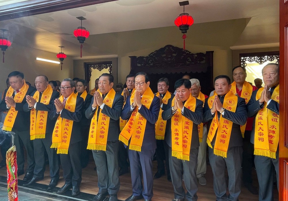 张氏宗祠理事会、顾问、宗亲参加祭祖仪式。 HO-TRUONG-2.jpg