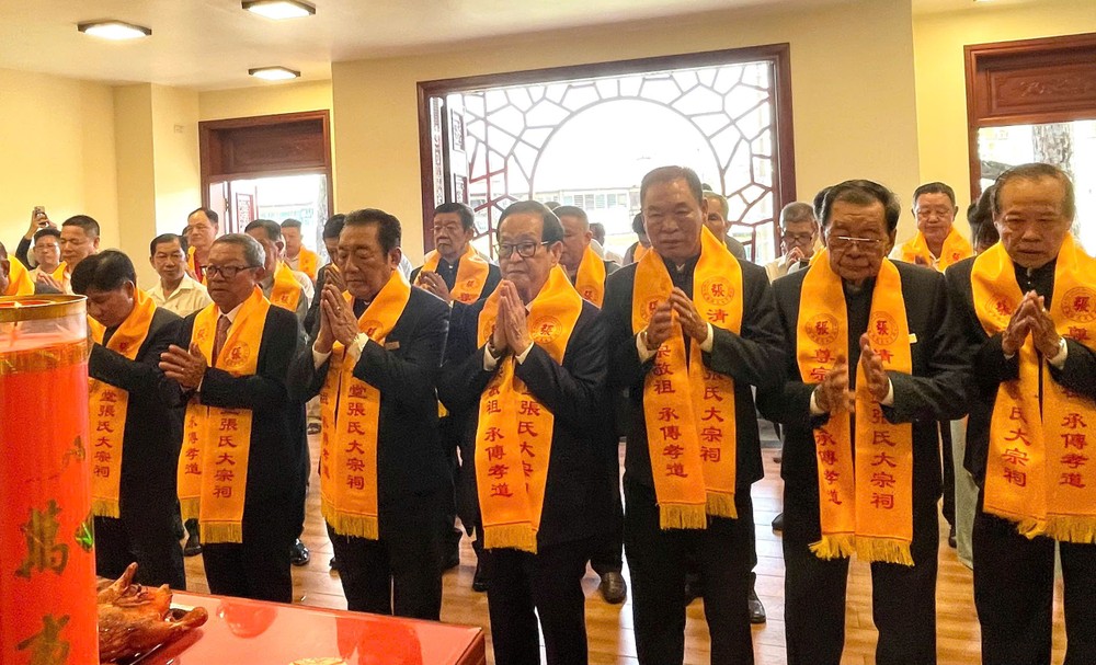 张氏宗祠理事会、顾问、宗亲参加祭祖仪式。 HO-TRUONG-4.jpg