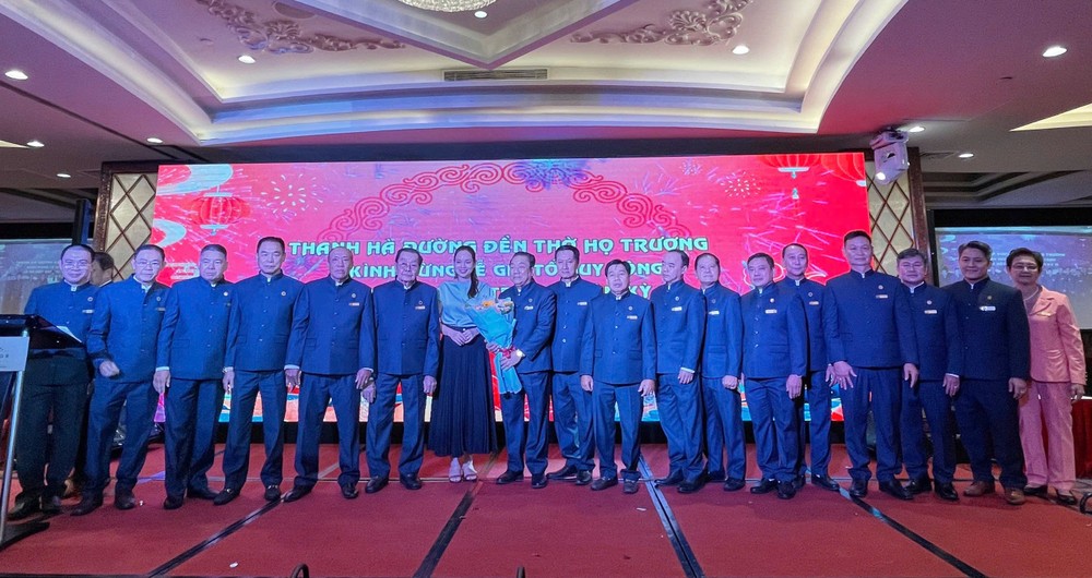 地方领导祝贺张氏宗祠新届全体理事会。