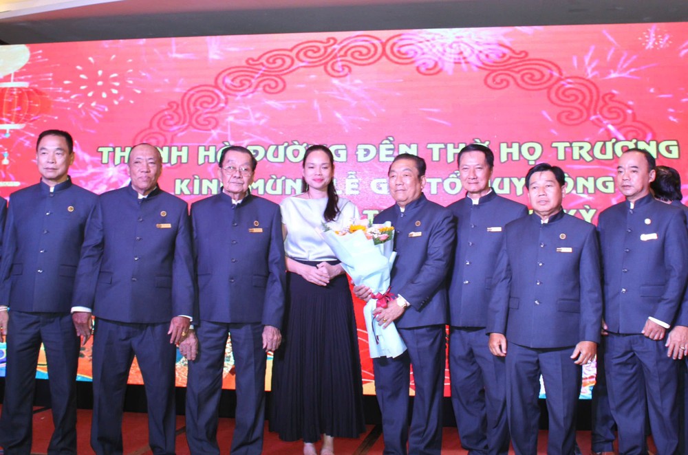 地方领导祝贺张氏宗祠新届全体理事会。 HT2.jpg