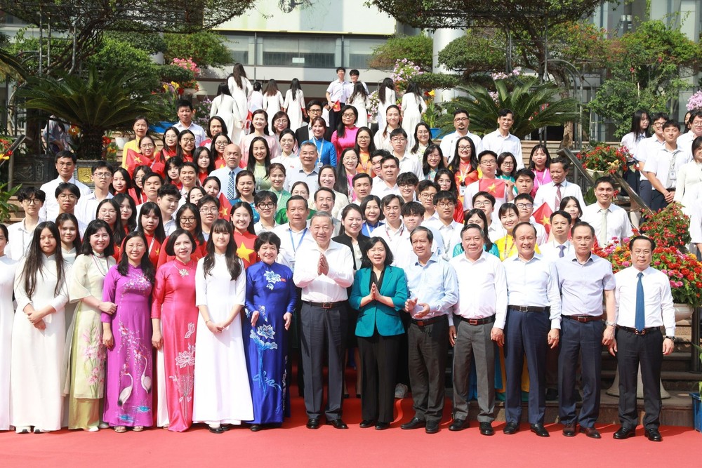 党中央总书记苏林同河内-阿姆斯特丹高中专校师生合影留念。 tbt-chup-anh-chung.jpg