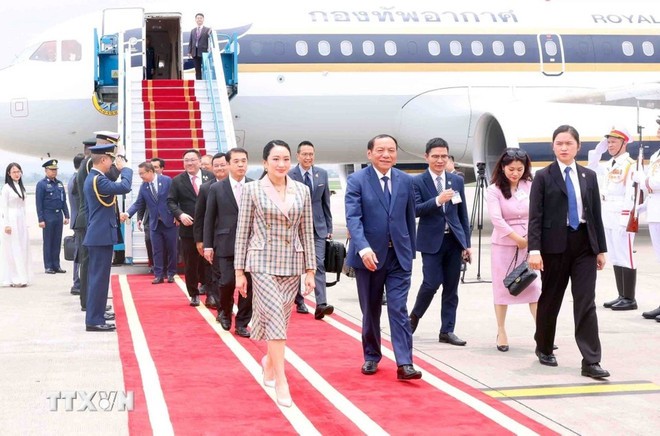 越南文化体育旅游部部长阮文雄等来到机场迎接泰国总理佩通坦。(图:越通社) 越南文化体育旅游部部长阮文雄等来到机场迎接泰国总理佩通坦。(图:越通社)