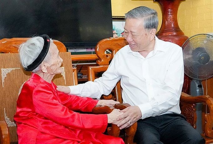 党中央总书记苏林探望越南英雄母亲黎氏六。(图:越通社) tong bi thu.jpg