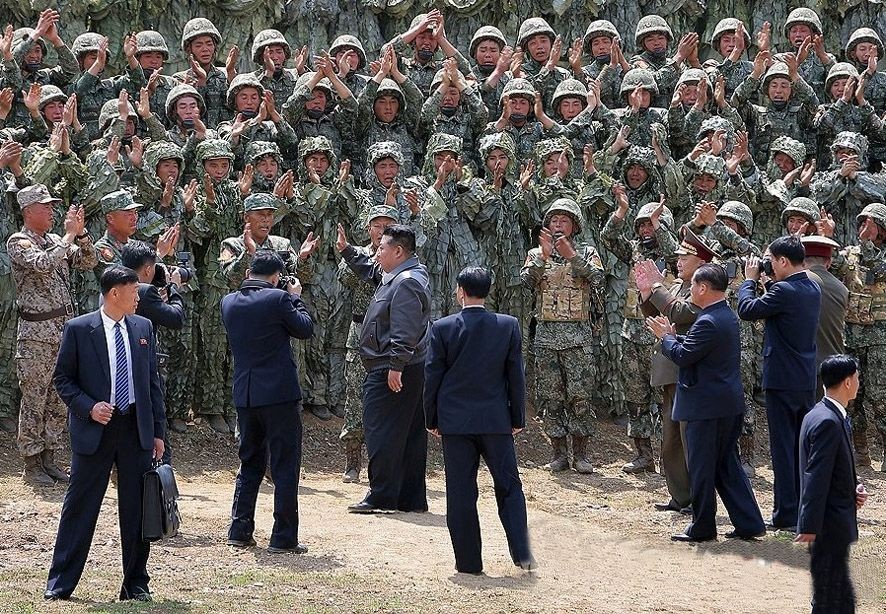 金正恩视察各兵种战术综合训练
