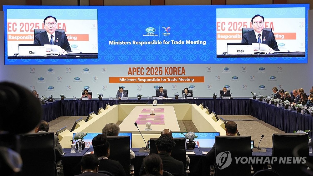 5月15日,在济州西归浦市济州国际会展中心,亚太经合组织(APEC)贸易部长会议开幕。图为韩国产业通商资源部通商交涉本部长郑仁教致开幕词。(图:韩联社)