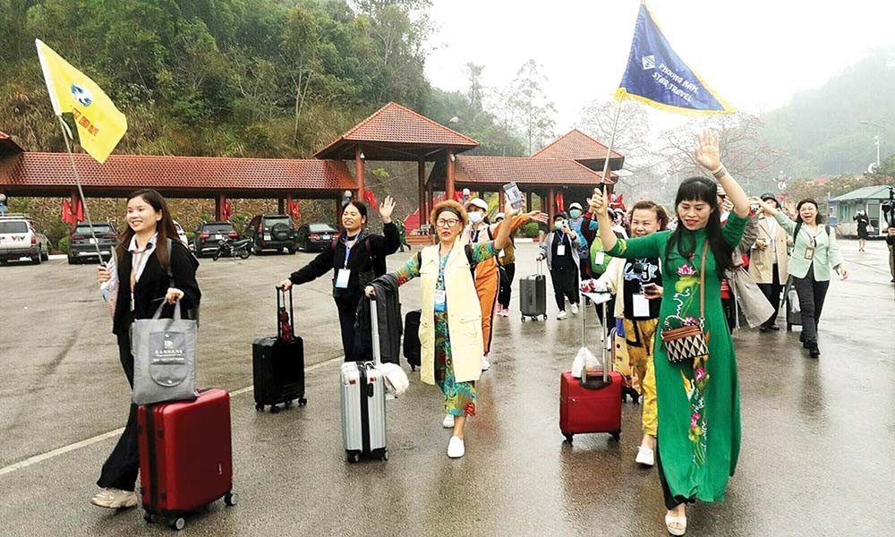 图为赴华旅游的一越南旅游团。