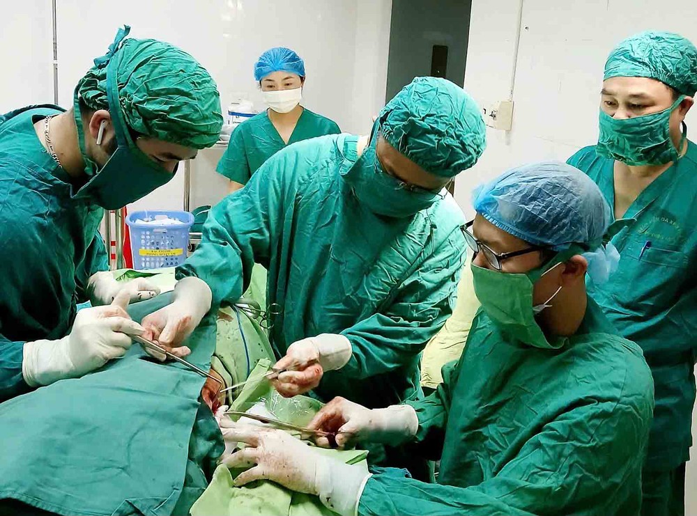 手术团队正在为患者进行异物取出手术。(图:光俊)