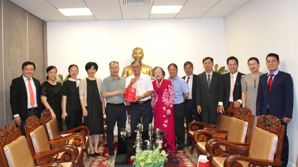 市越—中友协代表和中国广西社会科学院代表团合照留念。 QT4.jpg