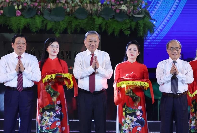 党中央总书记苏林与中央工作代表团以及地方领导共同为“胡伯伯归故里”雕像揭幕剪彩。(图:越通社)