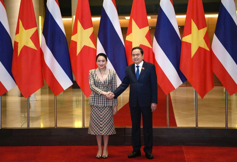国会主席陈青敏与泰国总理佩通坦‧钦那瓦合影。