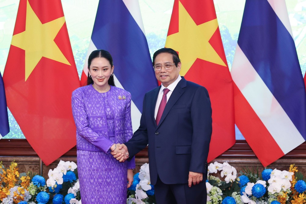 政府总理范明政(右)与泰国总理佩通坦‧钦那瓦握手合影。(图:VGP)