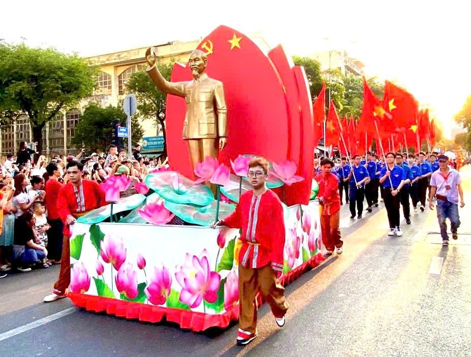 胡伯伯永远深受人民敬仰。