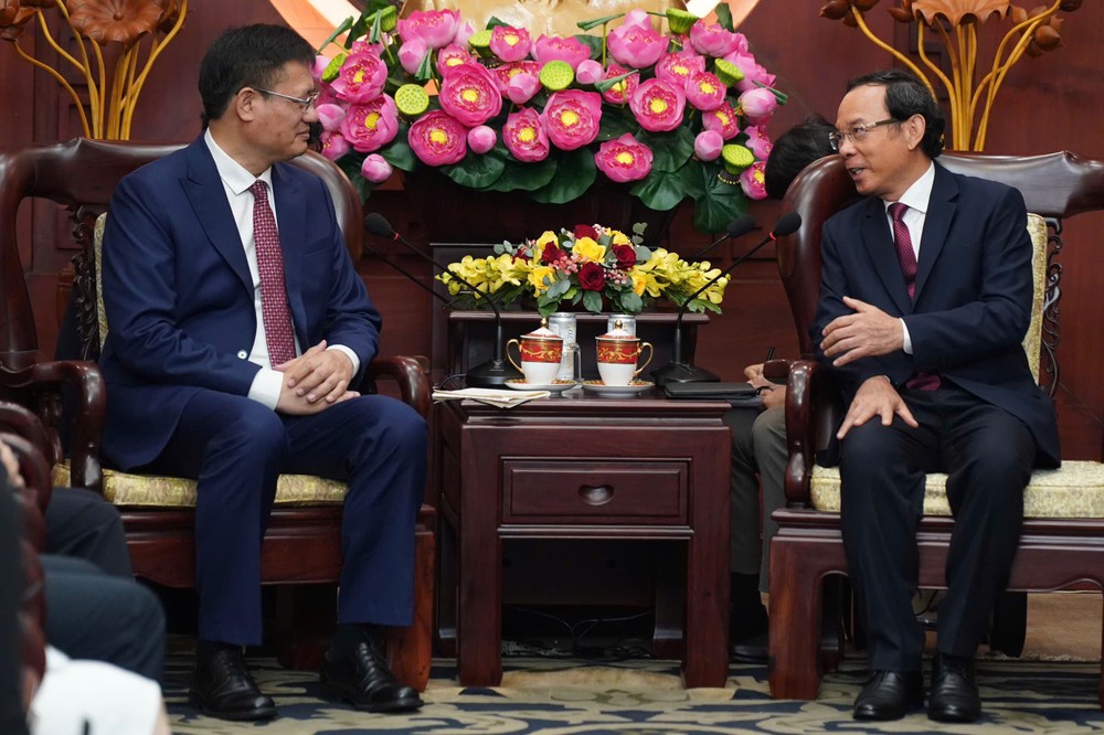市委书记阮文年(右)会见任期届满前来辞行的中国驻胡志明市总领事魏华祥。(图:黄雄)