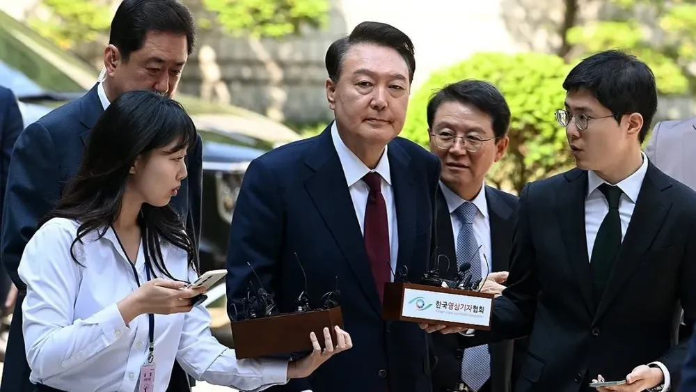 韩国检察机关以涉嫌带头发动内乱罪起诉前总统尹锡悦(中)。图为尹锡悦5月12日第三次出庭聆讯。 (图:互联网)