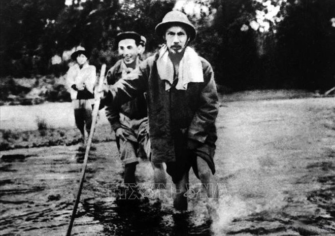 胡志明主席在前往边界战役途中(1950年)。(图:越通社) 胡志明主席在前往边界战役途中(1950年)。(图:越通社)