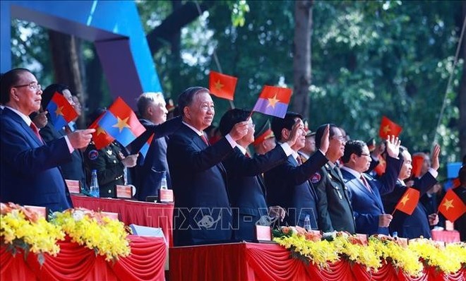 苏林总书记与各位代表观看阅兵游行。(图:越通社) 苏林总书记与各位代表观看阅兵游行。(图:越通社)