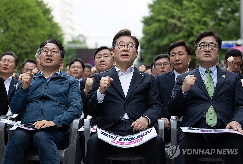 5月17日,李在明(前中)出席在光州市举行的五一八民运45周年前夜活动。(图:韩联社)