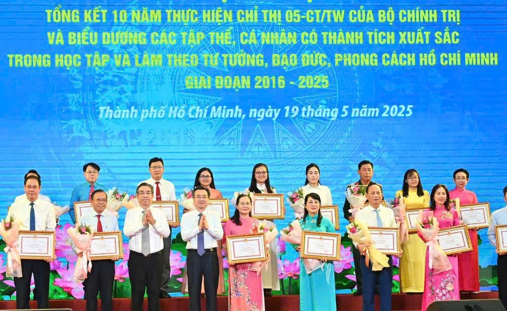 市委常务副书记阮青毅、市委副书记阮福禄向各位代表颁发奖状。