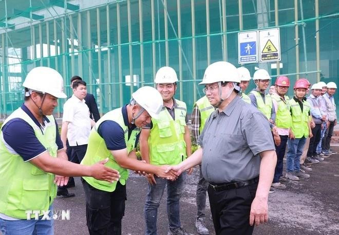 政府总理范明政视察国家会展中心建设进度。(图:越通社)