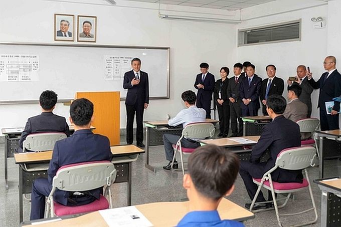 5月17日,中国驻朝鲜大使王亚军参访平壤科技大学并出席中文水平考试启动仪式。 (图:中国驻朝鲜大使馆官网)