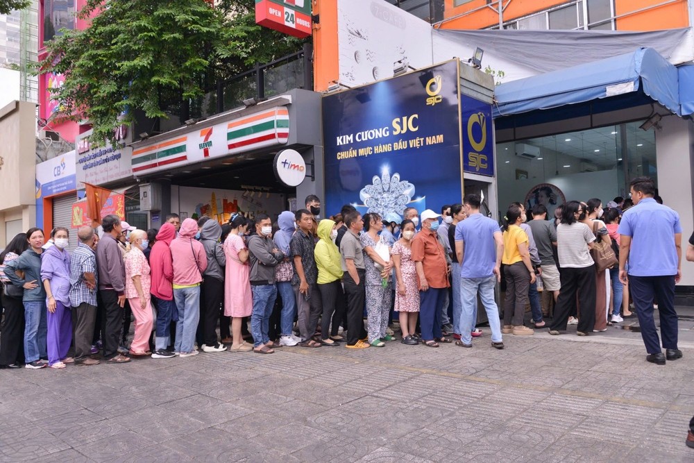 市民在本市SJC 明开珠宝中心排队购买黄金。(示意图:互联网)