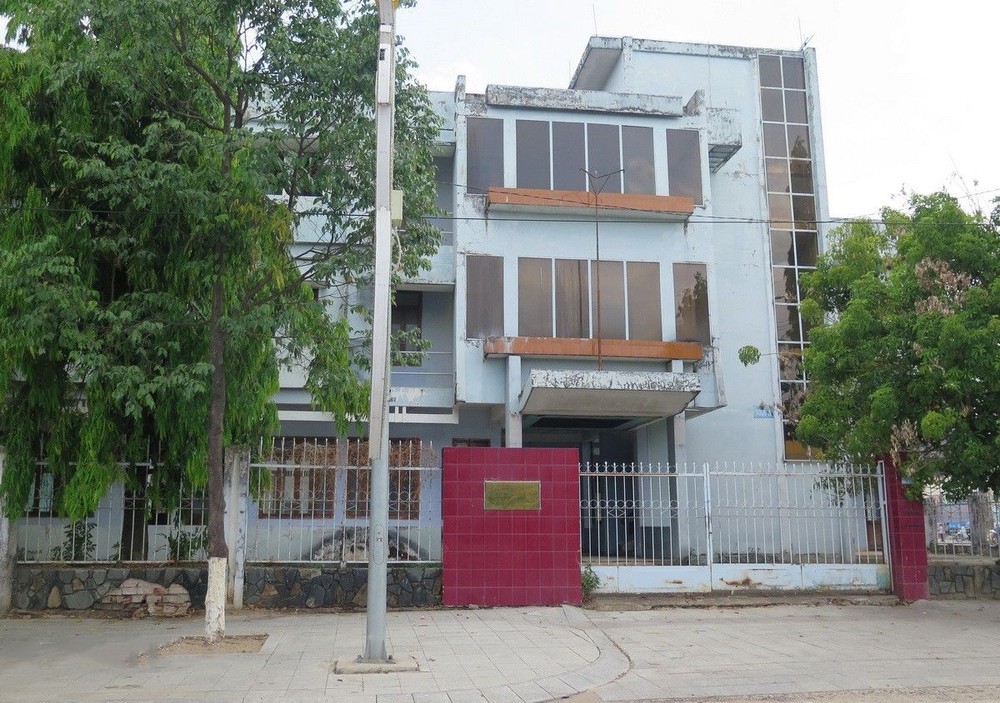 昆嵩省劳动荣军与社会厅旧办公室自搬迁至新工作地点以来被闲置荒废多年。(图:越通社) tru-so-bi-bo-hoang.jpg
