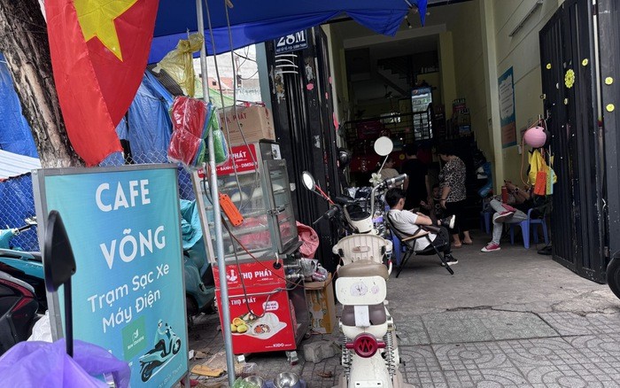 一些吊床咖啡馆提供包含饮料和吊床使用套餐,白天每位顾客2万元,夜间则5万元。 一些吊床咖啡馆提供包含饮料和吊床使用套餐,白天每位顾客2万元,夜间则5万元。