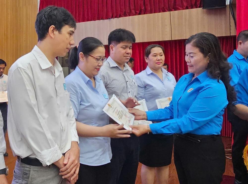 各华人单位荣获「好人好事」表扬