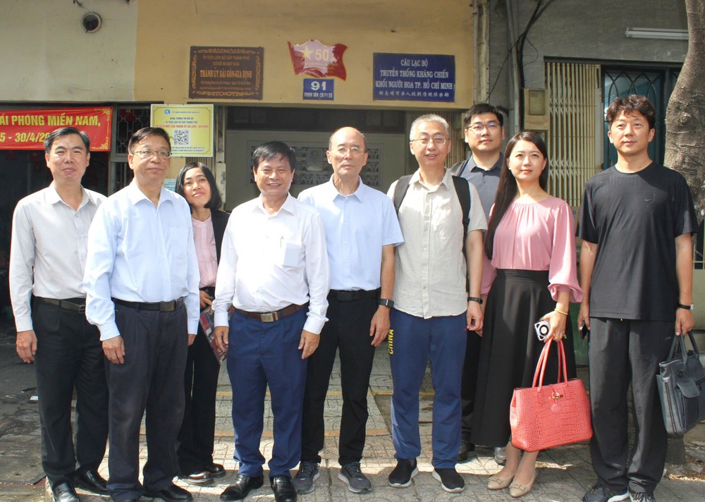 代表团在“华人革命传统室”留影。