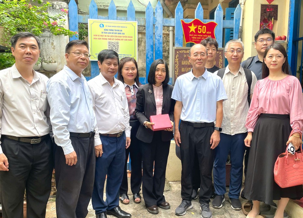代表团参观“秘密印刷地下室”后留影。 D2.jpg