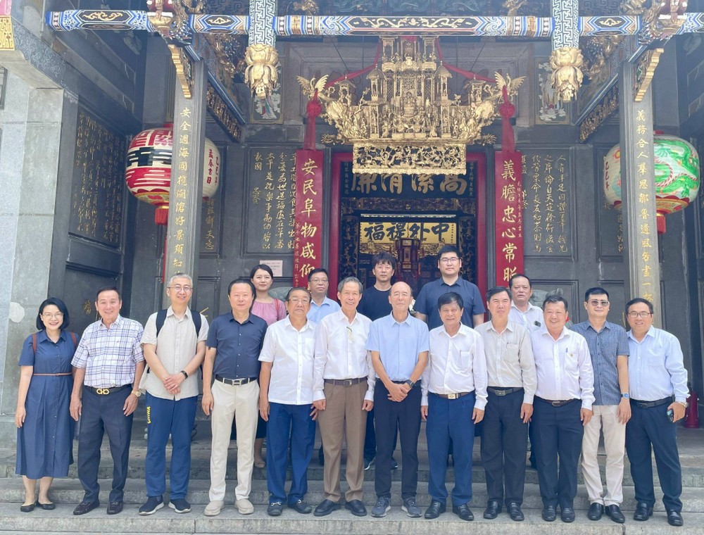 代表团与义安会馆理事会合影。 D3.jpg