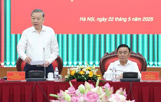 党中央总书记苏林(左)在会议上发表讲话。(图:越通社)