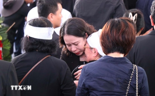 国家副主席武氏英春向原国家主席陈德良的家人表示哀悼。(图:越通社) 国家副主席武氏英春向原国家主席陈德良的家人表示哀悼。(图:越通社)