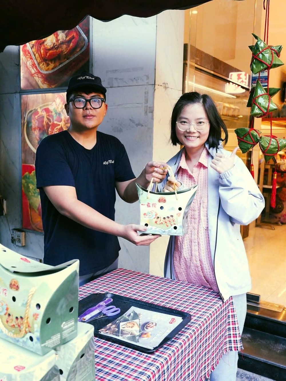 消费者前往大发购买肉粽。 banh-u-ba-trang.jpg
