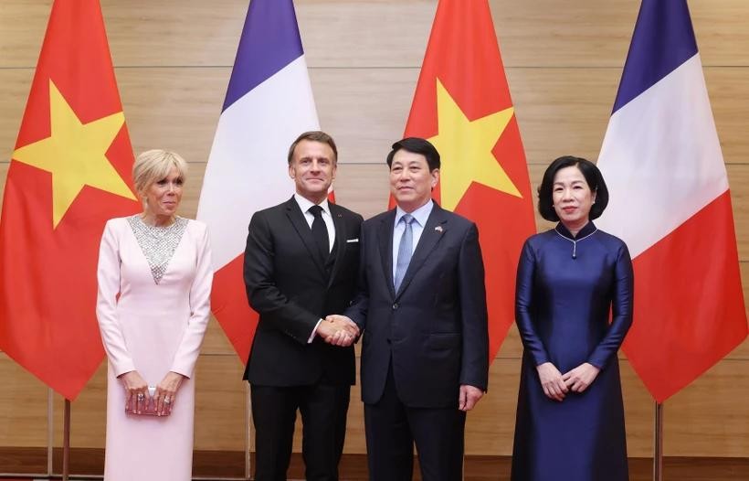 国家主席梁强夫妇与法国总统马克龙夫妇。(图:越通社)