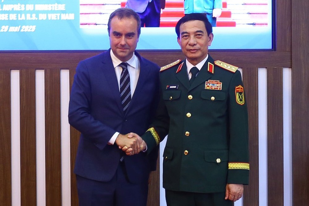 国防部长潘文江大将与法国国防部长塞巴斯蒂安‧勒科尔努。(图:南陈)