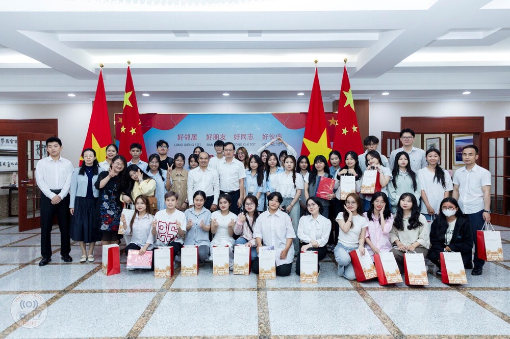 国际联合培养2+2中文系学生参观中国驻胡志明市总领事馆。 H2.jpg