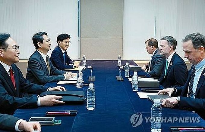 5月16日,在济州道西归浦市的济州国际会展中心,韩国产业通商资源部长官安德根(左二)和美国贸易代表贾米森·格里尔(右二)举行会谈。(图:韩联社)