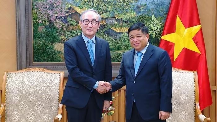 政府副总理阮志勇(右)接见韩国Telecom集团首席执行官金英淑。(图:VGP)